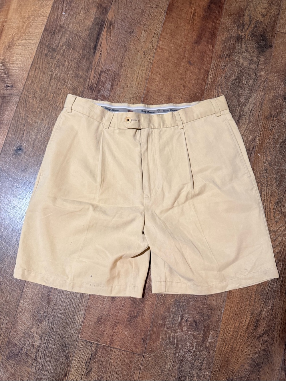 Tommy Bahama Soft Tencel Blend Pleated Front Khaki Shorts Men's size 35